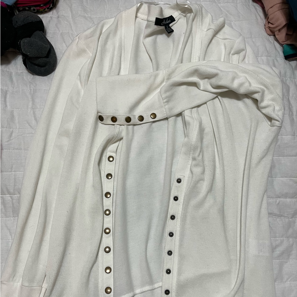 Women’s plus size 2x white cardigan with snap buttons.